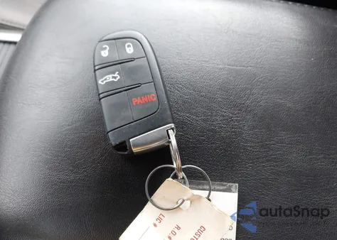 2018 Chrysler 300 Touring L Awd z USA, uszkodzony, nr VIN 2C3CCARG4JH229020